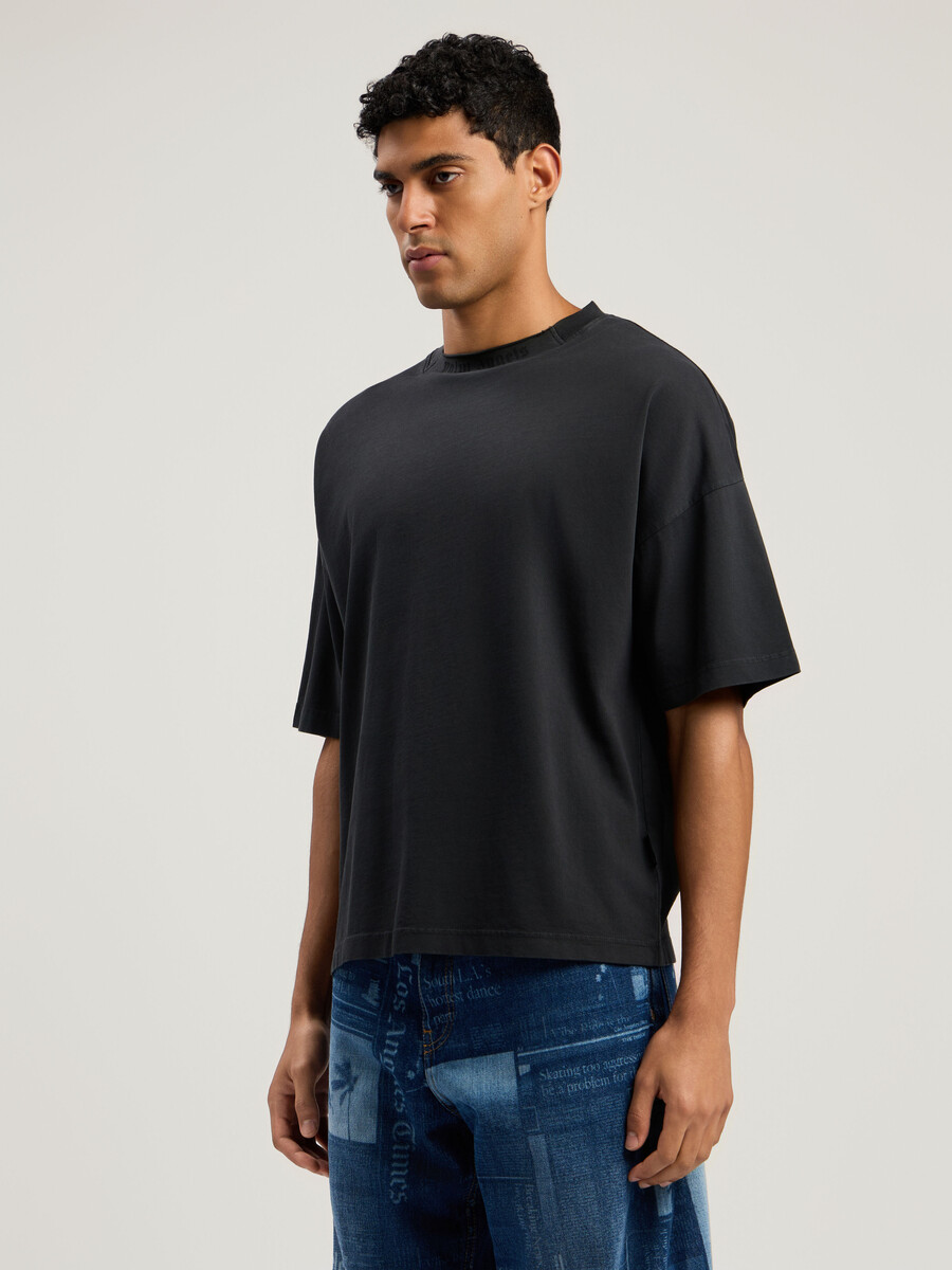 curved logo loose collar t-shirt